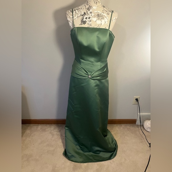 Dresses & Skirts - Elegant Green Satin Dress Size 2